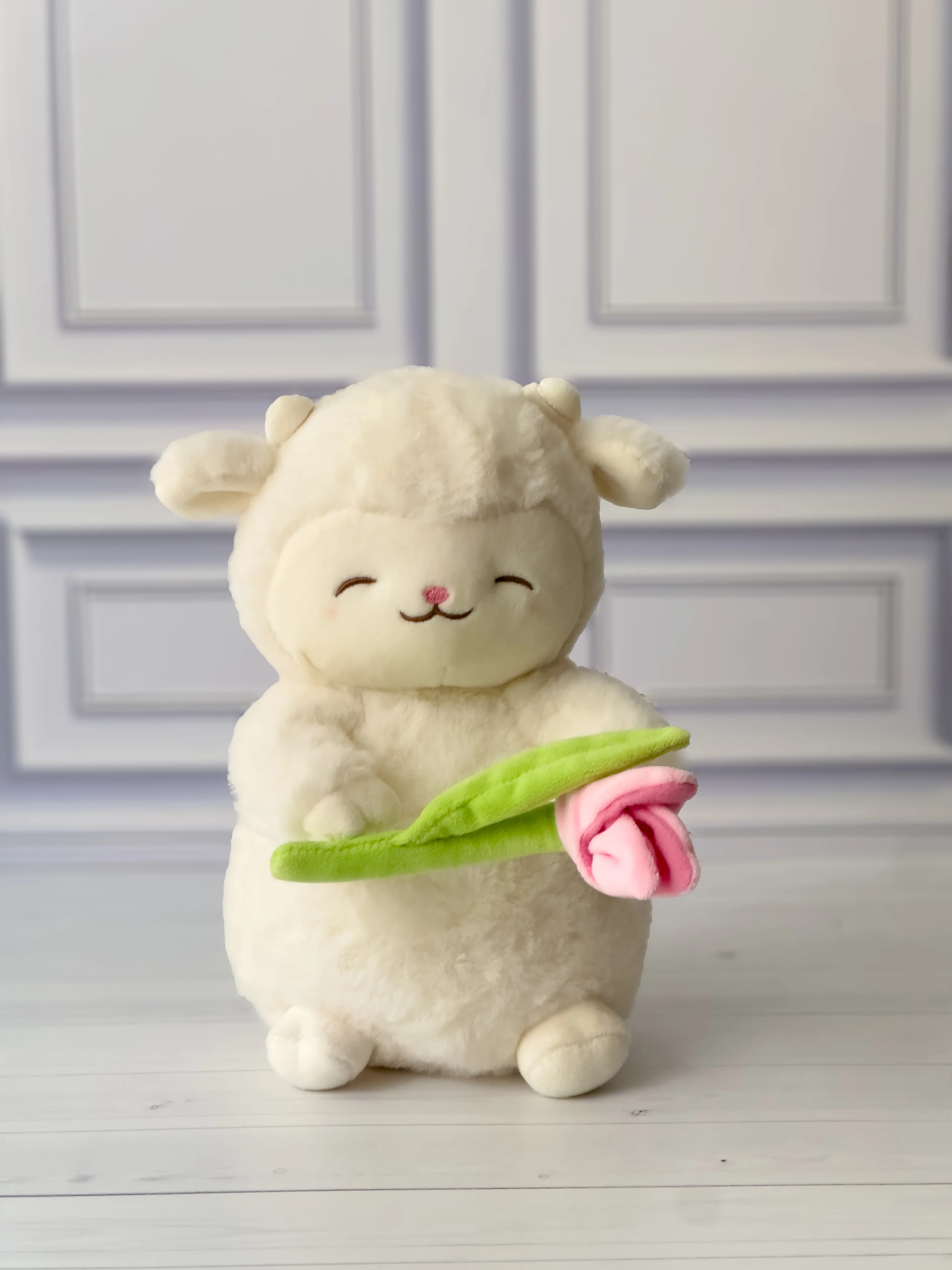 Peluche cordero series warm white con tulipán